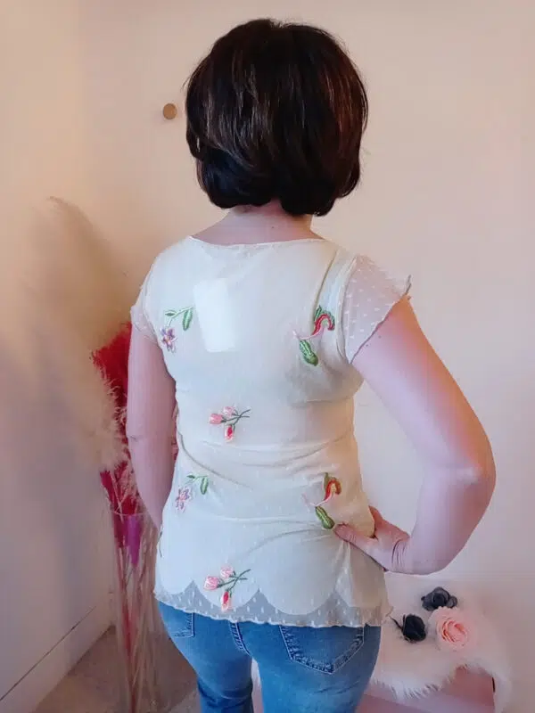 Blusa in tulle elegante e romantica con bordo petalo
