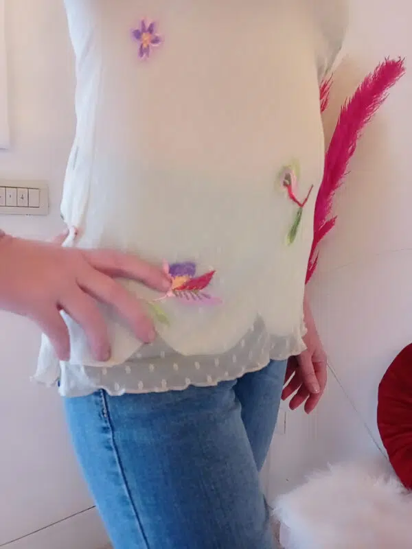 Blusa in tulle elegante e romantica con bordo petalo
