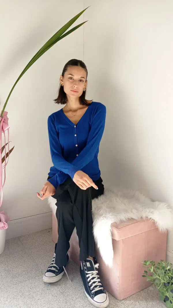 Cardigan Basic con Bottoncini Gioiello: Il Tuo Nuovo Must-Have per l'Eleganza Quotidiana