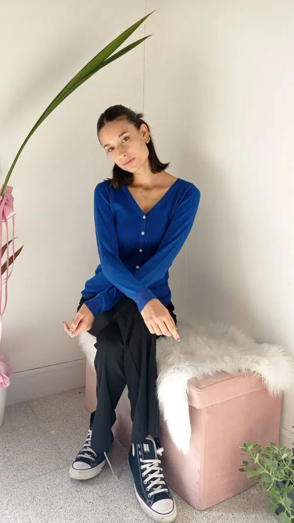 Cardigan Basic con Bottoncini Gioiello: Il Tuo Nuovo Must-Have per l'Eleganza Quotidiana