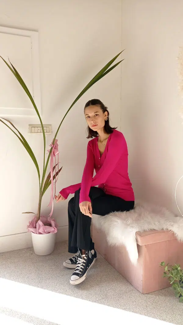 Cardigan Basic con Bottoncini Gioiello: Il Tuo Nuovo Must-Have per l'Eleganza Quotidiana
