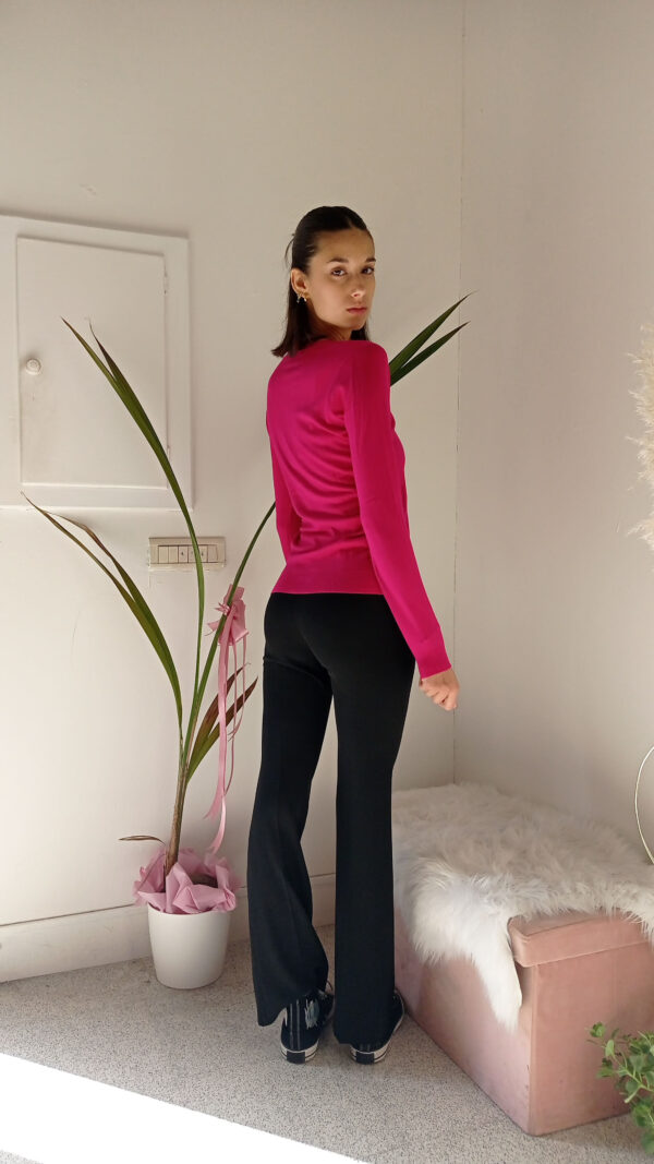 Cardigan Basic con Bottoncini Gioiello: Il Tuo Nuovo Must-Have per l'Eleganza Quotidiana