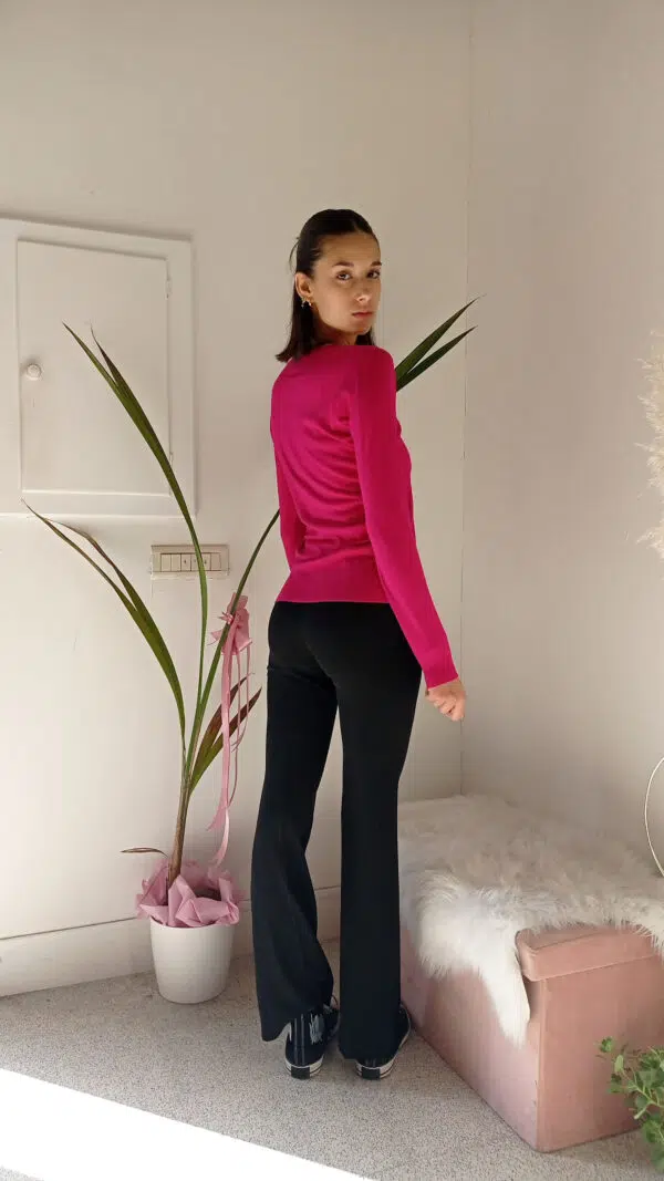 Cardigan Basic con Bottoncini Gioiello: Il Tuo Nuovo Must-Have per l'Eleganza Quotidiana