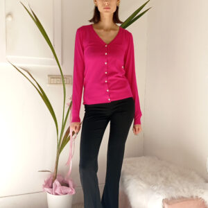Cardigan Basic con Bottoncini Gioiello: Il Tuo Nuovo Must-Have per l'Eleganza Quotidiana
