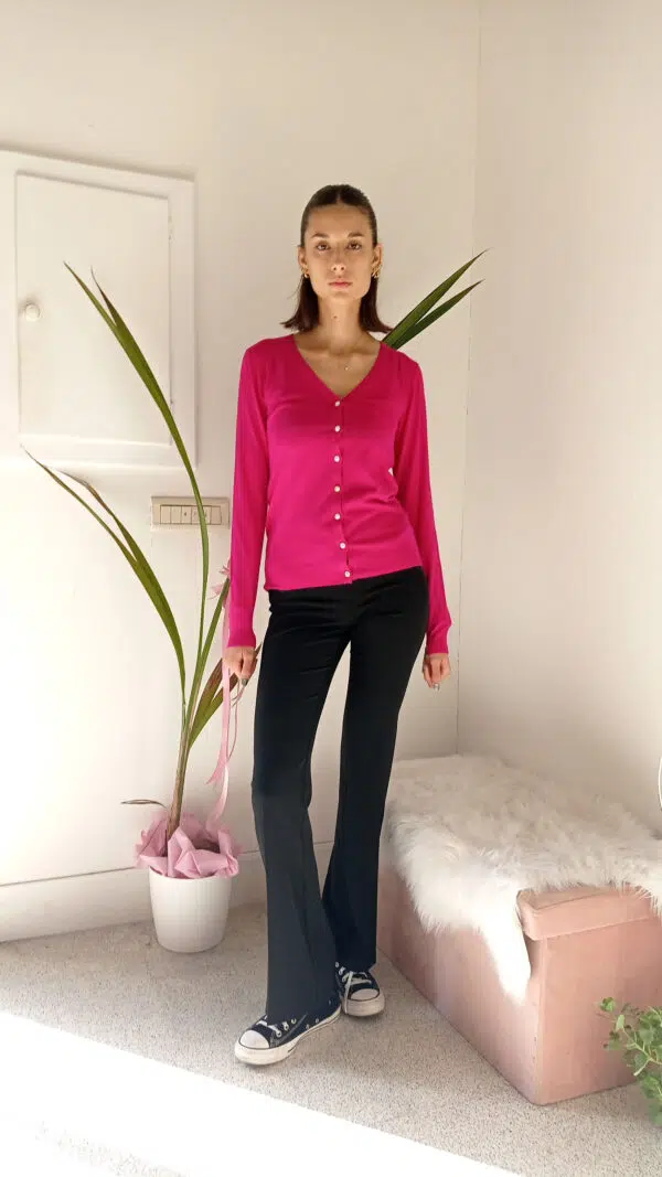 Cardigan Basic con Bottoncini Gioiello: Il Tuo Nuovo Must-Have per l'Eleganza Quotidiana