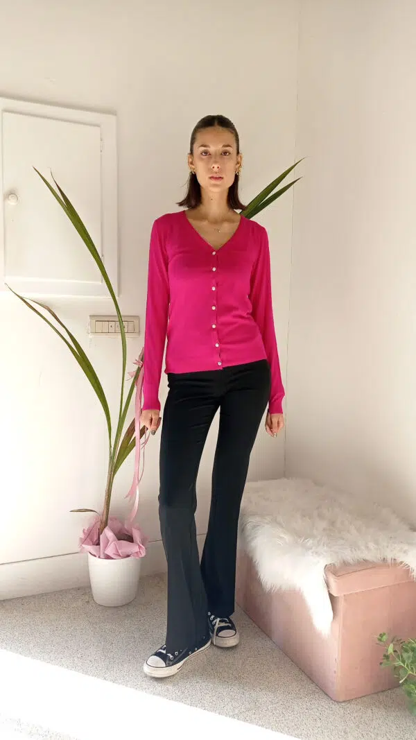 Cardigan Basic con Bottoncini Gioiello: Il Tuo Nuovo Must-Have per l'Eleganza Quotidiana