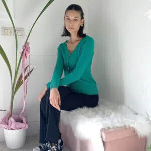 Cardigan Basic con Bottoncini Gioiello: Il Tuo Nuovo Must-Have per l'Eleganza Quotidiana