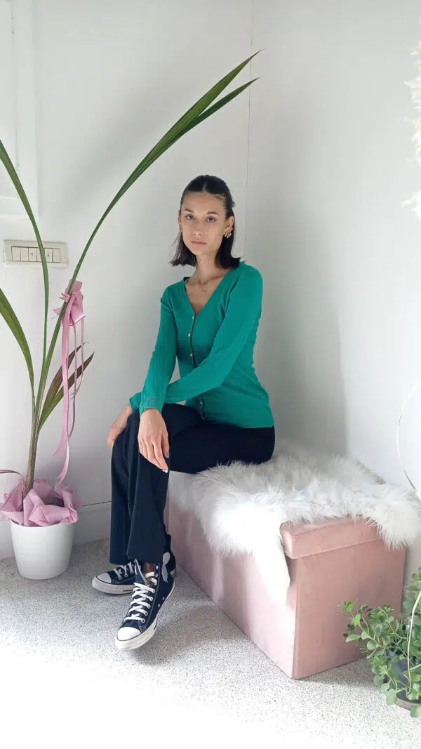 Cardigan Basic con Bottoncini Gioiello: Il Tuo Nuovo Must-Have per l'Eleganza Quotidiana