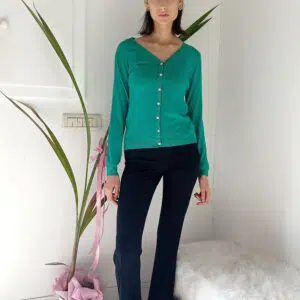 Cardigan Basic con Bottoncini Gioiello: Il Tuo Nuovo Must-Have per l'Eleganza Quotidiana