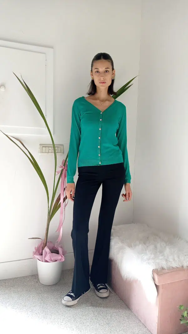 Cardigan Basic con Bottoncini Gioiello: Il Tuo Nuovo Must-Have per l'Eleganza Quotidiana