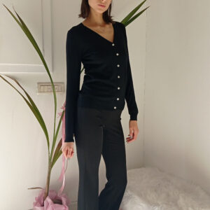 Cardigan Basic con Bottoncini Gioiello: Il Tuo Nuovo Must-Have per l'Eleganza Quotidiana