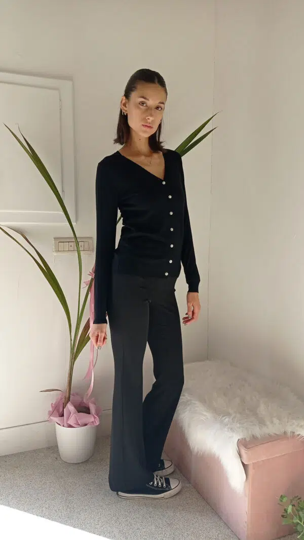 Cardigan Basic con Bottoncini Gioiello: Il Tuo Nuovo Must-Have per l'Eleganza Quotidiana