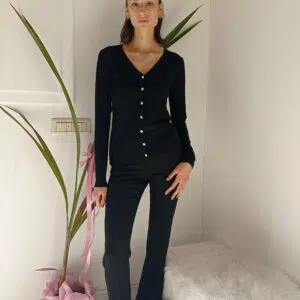 Cardigan Basic con Bottoncini Gioiello: Il Tuo Nuovo Must-Have per l'Eleganza Quotidiana