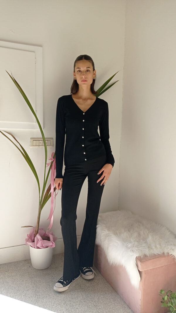 Cardigan Basic con Bottoncini Gioiello: Il Tuo Nuovo Must-Have per l'Eleganza Quotidiana
