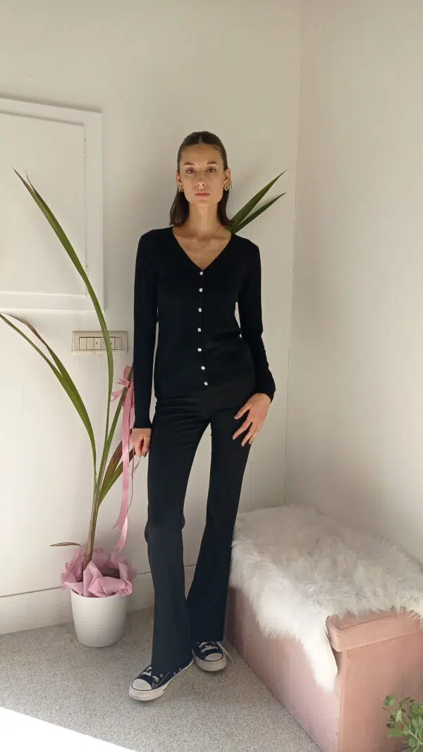 Cardigan Basic con Bottoncini Gioiello: Il Tuo Nuovo Must-Have per l'Eleganza Quotidiana