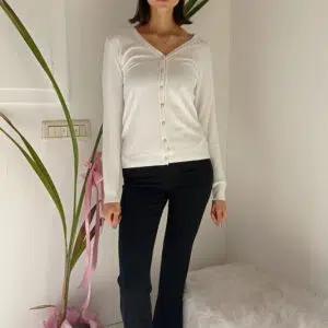 Cardigan Basic con Bottoncini Gioiello: Il Tuo Nuovo Must-Have per l'Eleganza Quotidiana