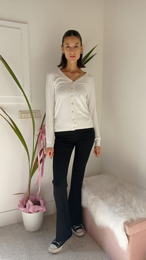 Cardigan Basic con Bottoncini Gioiello: Il Tuo Nuovo Must-Have per l'Eleganza Quotidiana
