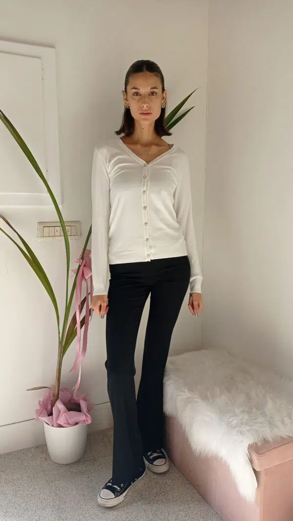 Cardigan Basic con Bottoncini Gioiello: Il Tuo Nuovo Must-Have per l'Eleganza Quotidiana