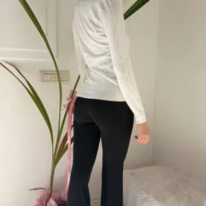 Cardigan Basic con Bottoncini Gioiello: Il Tuo Nuovo Must-Have per l'Eleganza Quotidiana