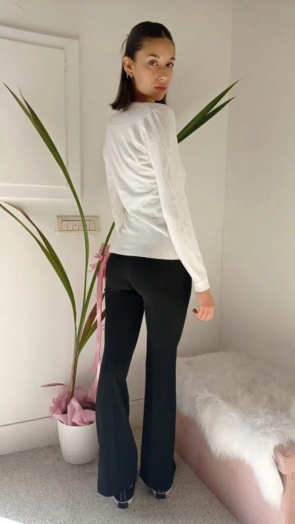 Cardigan Basic con Bottoncini Gioiello: Il Tuo Nuovo Must-Have per l'Eleganza Quotidiana