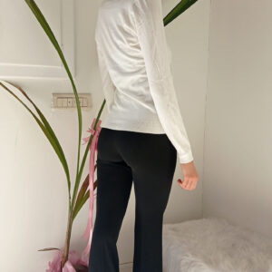 Cardigan Basic con Bottoncini Gioiello: Il Tuo Nuovo Must-Have per l'Eleganza Quotidiana