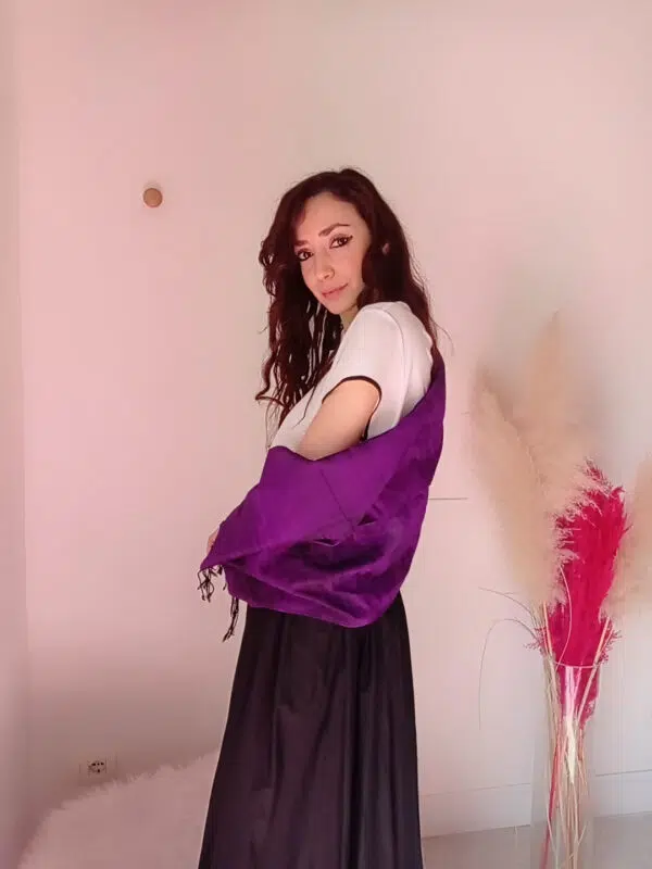 Stola viola con frange elegante in pura seta indiana