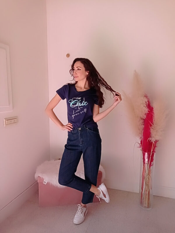 T-Shirt Blu "Stay Chic & Love Yourself" - Semplice, Elegante e di Tendenza!