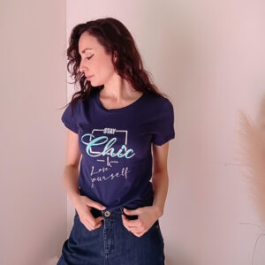 T-Shirt Blu "Stay Chic & Love Yourself" - Semplice, Elegante e di Tendenza!