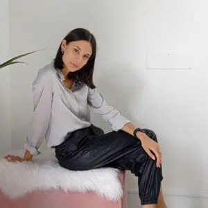 Camicia Elegante in Raso di Viscosa: Raffinatezza e Comfort in Ogni Tonalità!