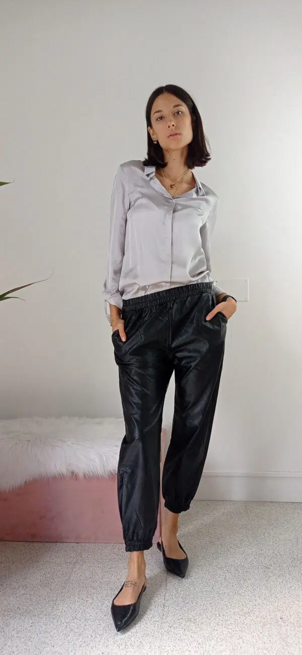 Camicia Elegante in Raso di Viscosa: Raffinatezza e Comfort in Ogni Tonalità!