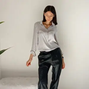 Camicia Elegante in Raso di Viscosa: Raffinatezza e Comfort in Ogni Tonalità!