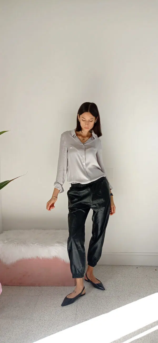 Camicia Elegante in Raso di Viscosa: Raffinatezza e Comfort in Ogni Tonalità!