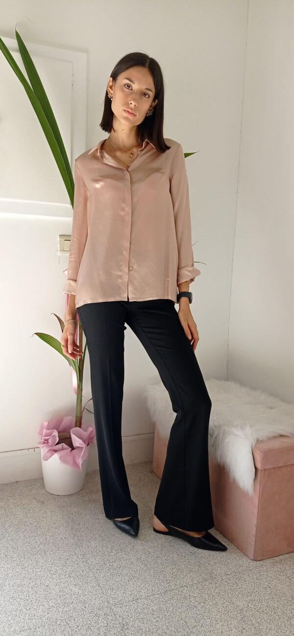 Camicia Elegante in Raso di Viscosa: Raffinatezza e Comfort in Ogni Tonalità!