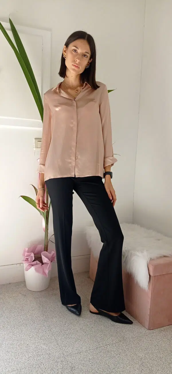 Camicia Elegante in Raso di Viscosa: Raffinatezza e Comfort in Ogni Tonalità!