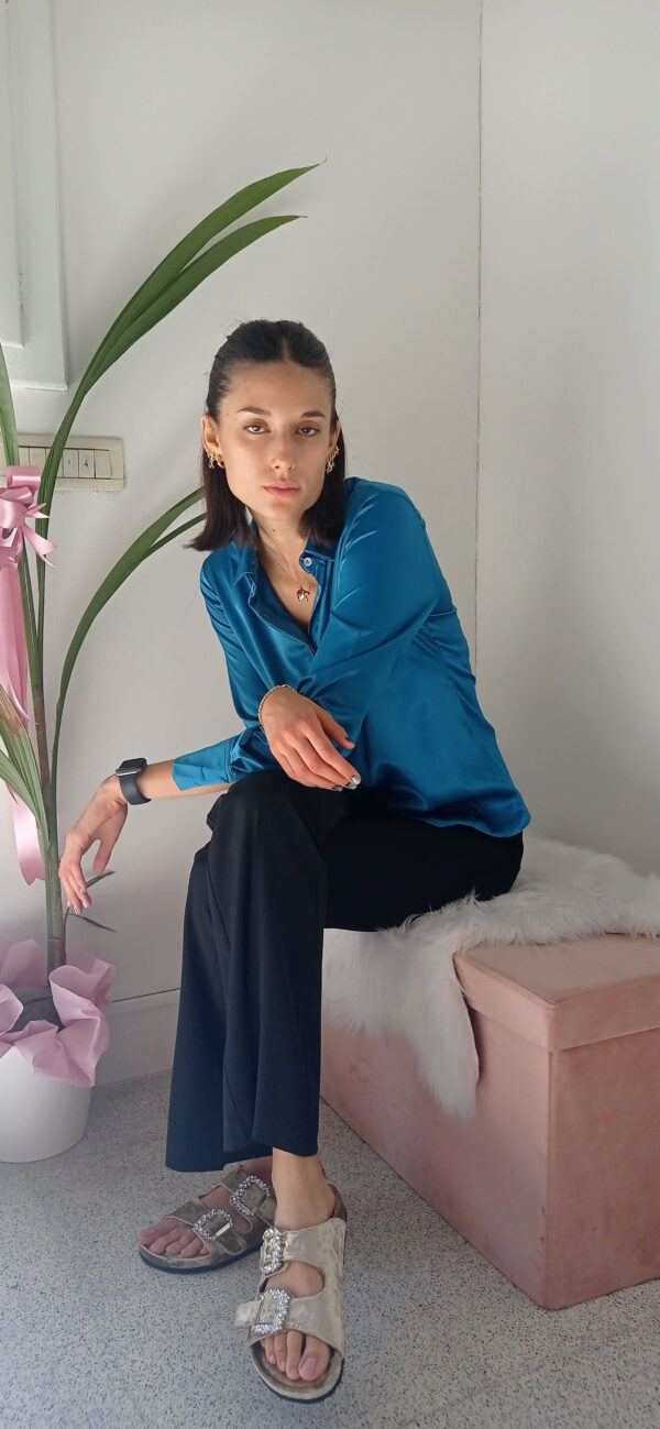 Camicia di Lusso in Raso di Viscosa: Eleganza e Stile in Viola e Ottanio!