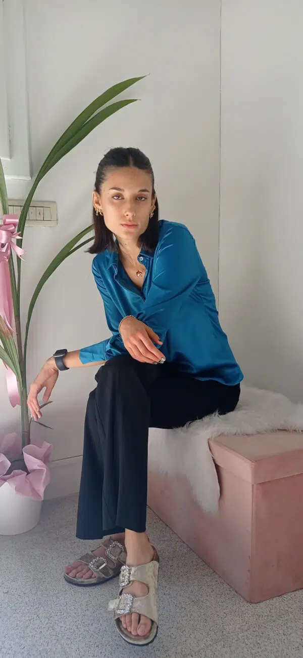 Camicia di Lusso in Raso di Viscosa: Eleganza e Stile in Viola e Ottanio!