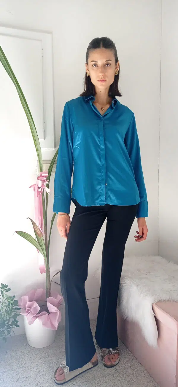 Camicia di Lusso in Raso di Viscosa: Eleganza e Stile in Viola e Ottanio!