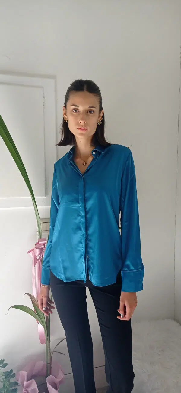 Camicia di Lusso in Raso di Viscosa: Eleganza e Stile in Viola e Ottanio!