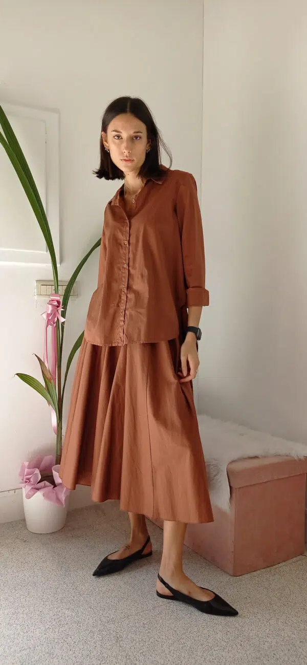 Camicia Oversize in Cotone: Eleganza e Comfort in Marrone e Nero!
