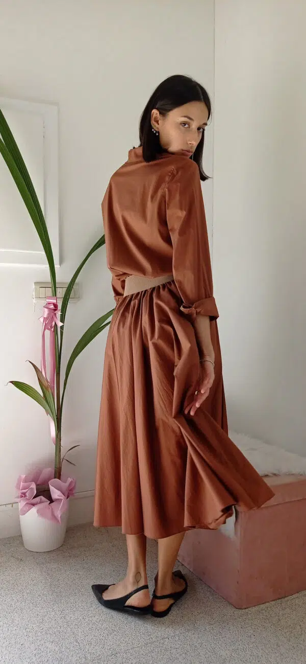 Camicia Oversize in Cotone: Eleganza e Comfort in Marrone e Nero!