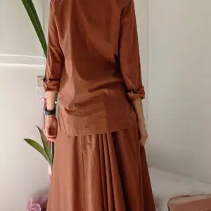 Camicia Oversize in Cotone: Eleganza e Comfort in Marrone e Nero!