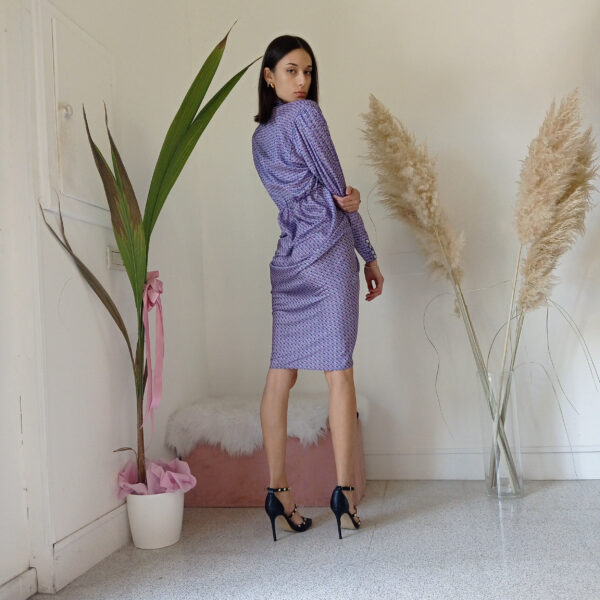 Abito Sirena Violetto con Spacco e Laccetto al Collo - Eleganza Sinuosa