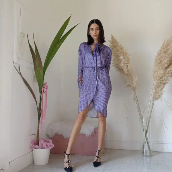 Abito Sirena Violetto con Spacco e Laccetto al Collo - Eleganza Sinuosa