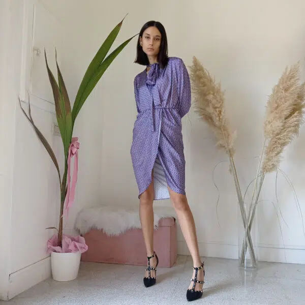 Abito Sirena Violetto con Spacco e Laccetto al Collo - Eleganza Sinuosa