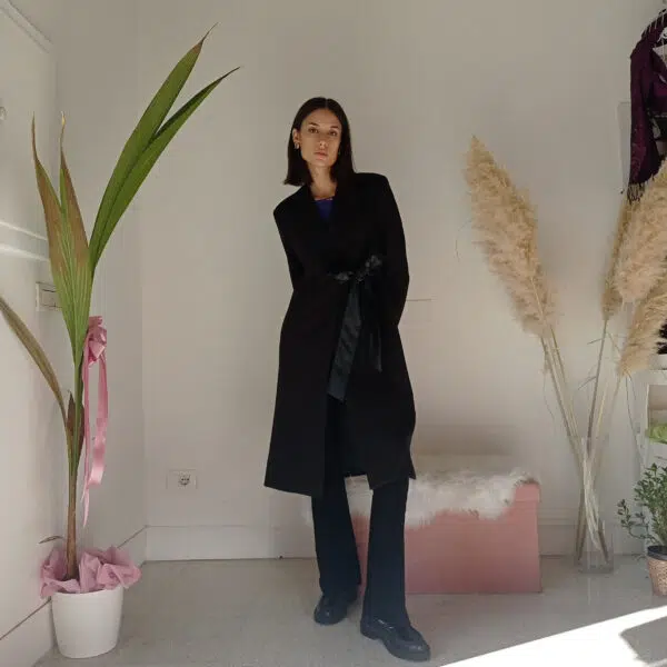 Cappotto Nero Lungo Stile Vestaglia - Eleganza Poliedrica in Taglie S, M, L