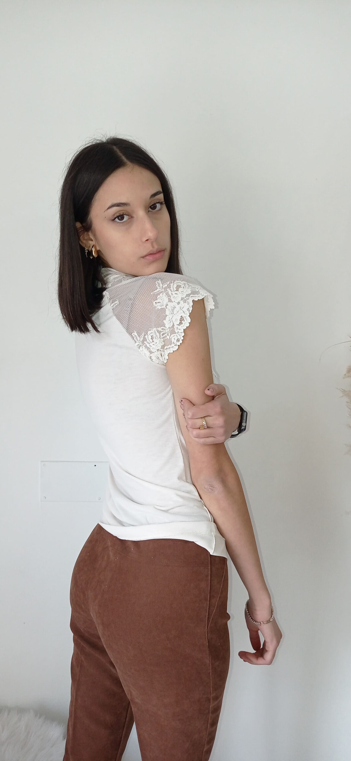 Sottogiacca Mezzo Collo con Dettaglio in Pizzo - Eleganza Romantica in Avorio e Color Jeans