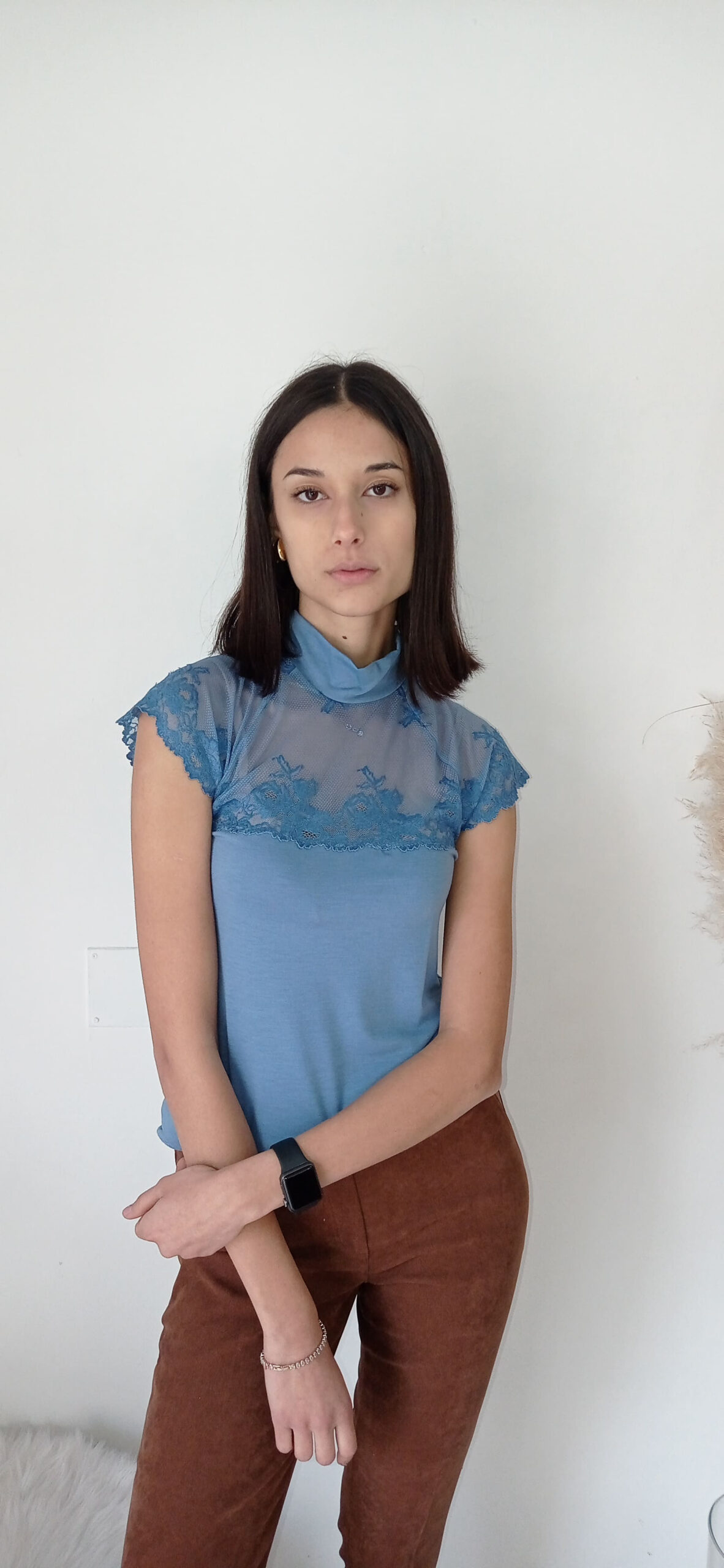 Sottogiacca Mezzo Collo con Dettaglio in Pizzo - Eleganza Romantica in Avorio e Color Jeans