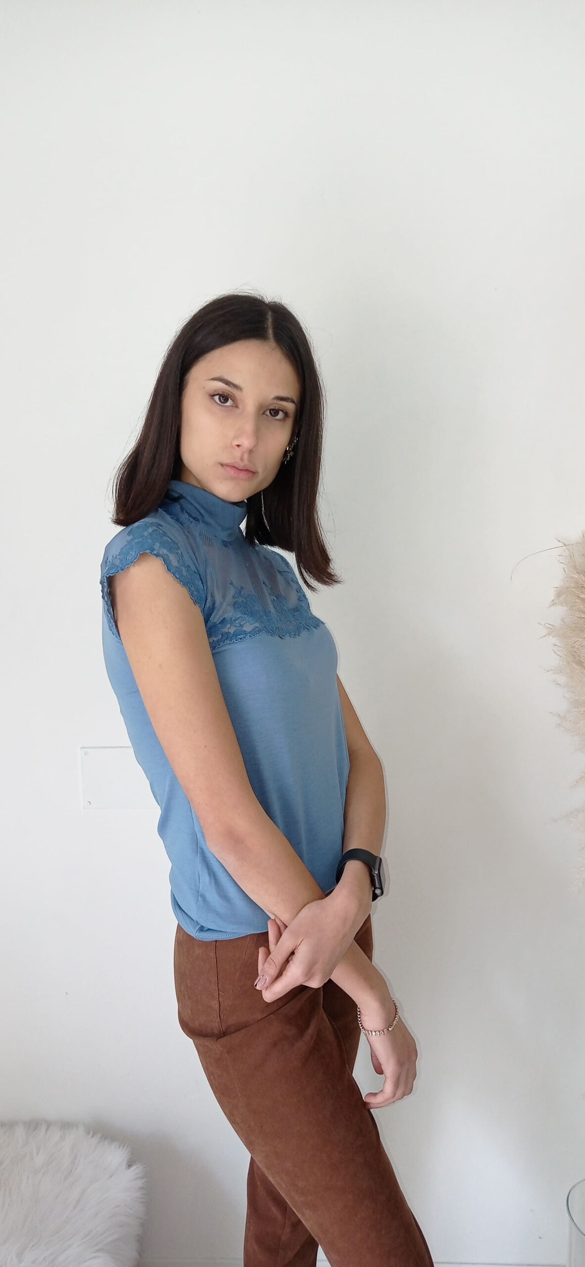 Sottogiacca Mezzo Collo con Dettaglio in Pizzo - Eleganza Romantica in Avorio e Color Jeans