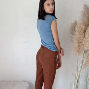 Sottogiacca Mezzo Collo con Dettaglio in Pizzo - Eleganza Romantica in Avorio e Color Jeans