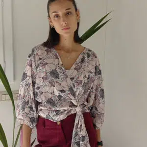 Blusa in Raso Nero Elegante Primavera - Versatile per Cerimonie e Ufficio - Disponibile in S, M, L, XL
